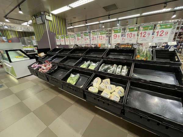 Cảnh tượng ở siêu thị Hong Kong (Trung Quốc) hiện tại: Người dân đổ xô mua sắm, chuẩn bị trước bão Ragasa, duy nhất mặt hàng này bị “ghẻ lạnh Cảnh tượng ở siêu thị Hong Kong (Trung Quốc) hiện tại: Người dân đổ xô mua sắm, chuẩn bị trước bão Ragasa, duy nhất mặt hàng này bị “ghẻ lạnh