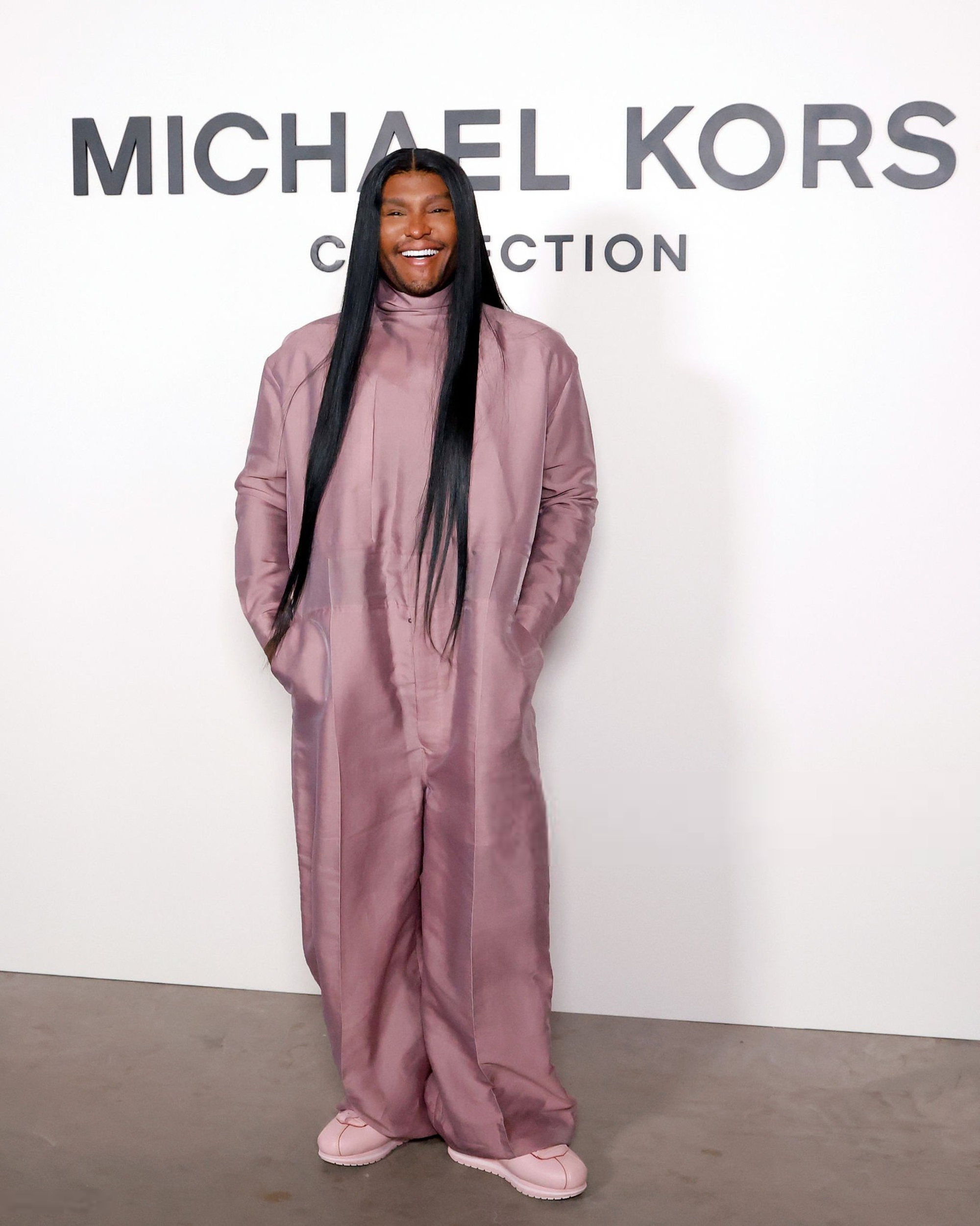 Người đàn ông tóc dài tại fashion week gây tranh cãi- Ảnh 2.