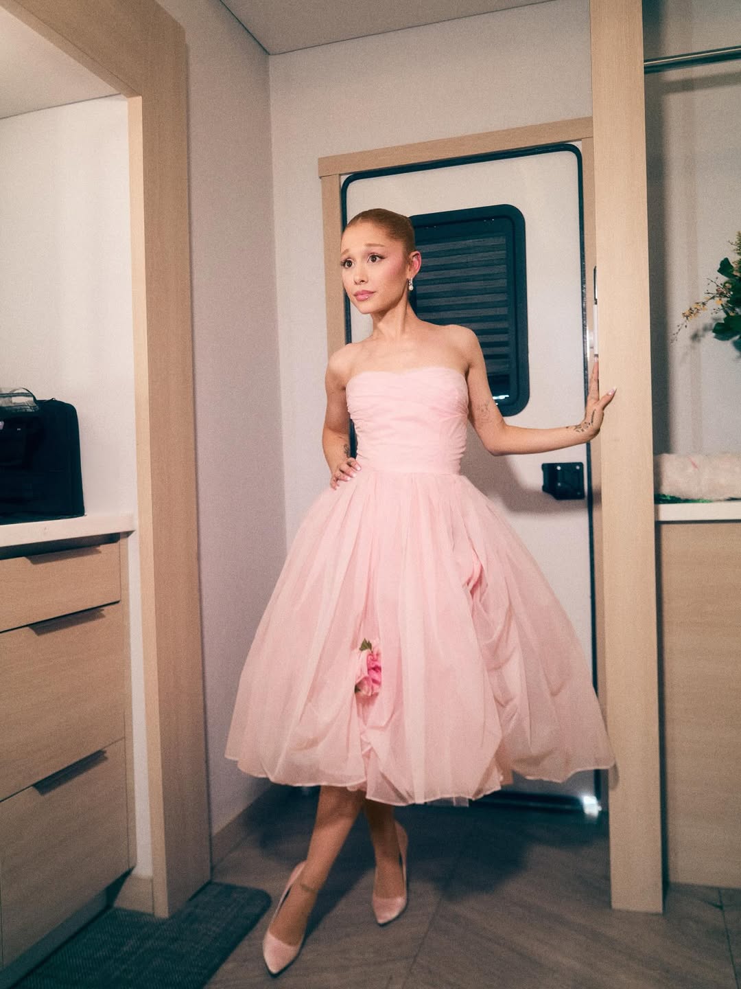 Người đàn ông tóc dài tại fashion week gây tranh cãi- Ảnh 11.