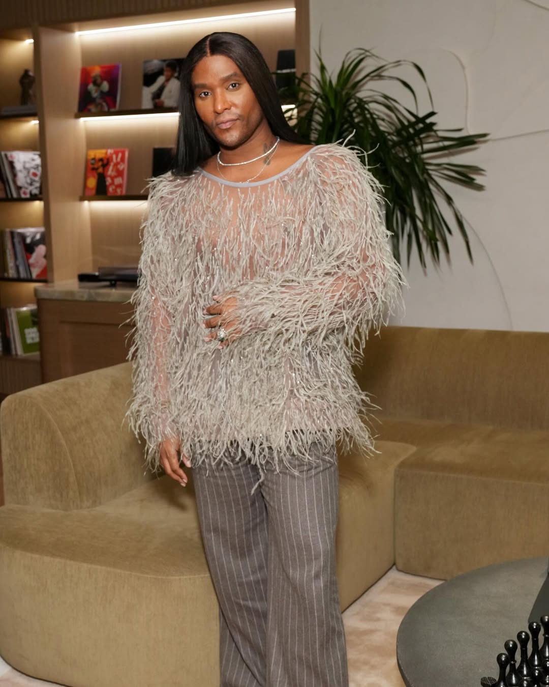 Người đàn ông tóc dài tại fashion week gây tranh cãi- Ảnh 13.