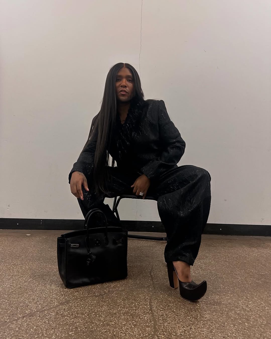 Người đàn ông tóc dài tại fashion week gây tranh cãi- Ảnh 16.