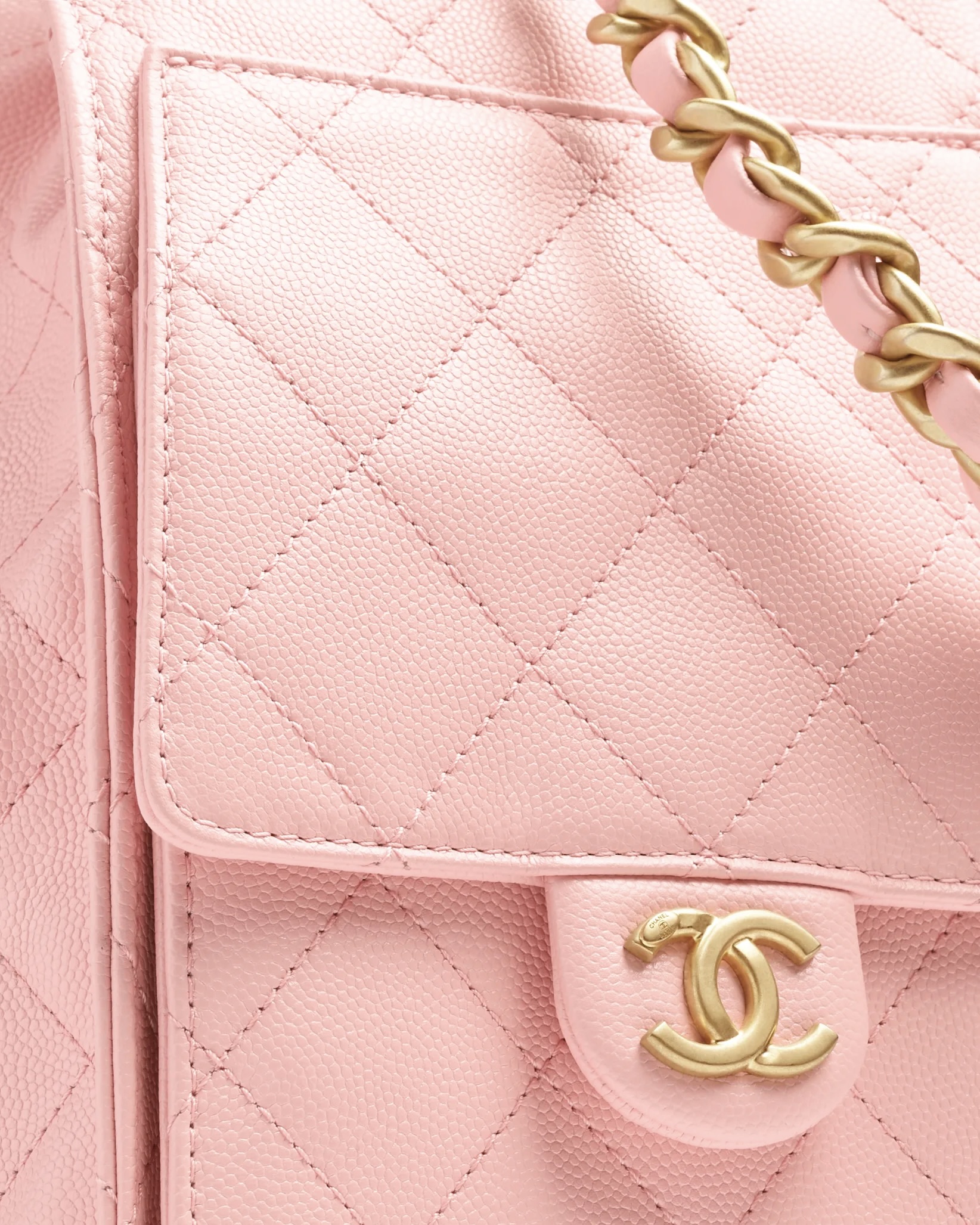 Sĩ Thanh bị shop bán hàng nhái tố dùng túi Chanel 