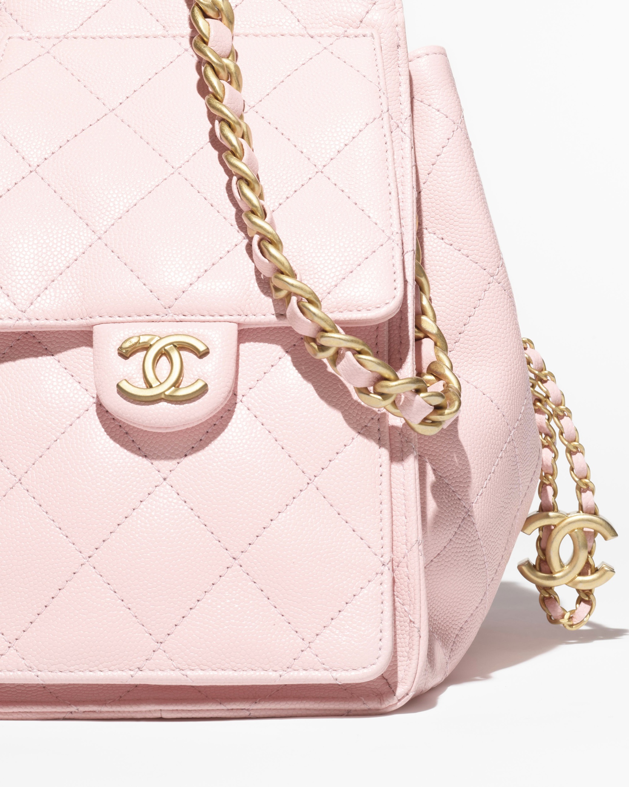 Sĩ Thanh bị shop bán hàng nhái tố dùng túi Chanel 