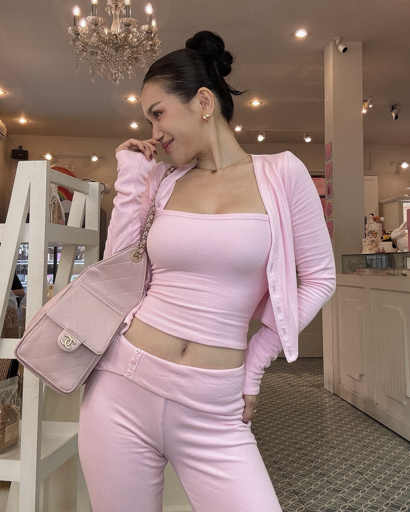 Sĩ Thanh bị shop bán hàng nhái tố dùng túi Chanel 