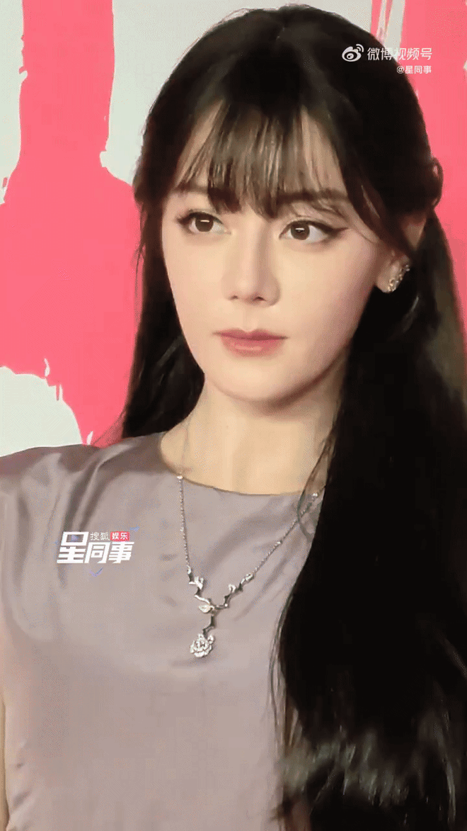 Địch Lệ Nhiệt Ba mặc xấu- Ảnh 2.