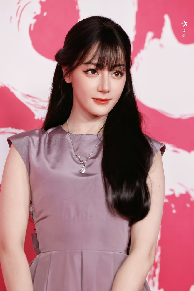 Địch Lệ Nhiệt Ba mặc xấu- Ảnh 4.