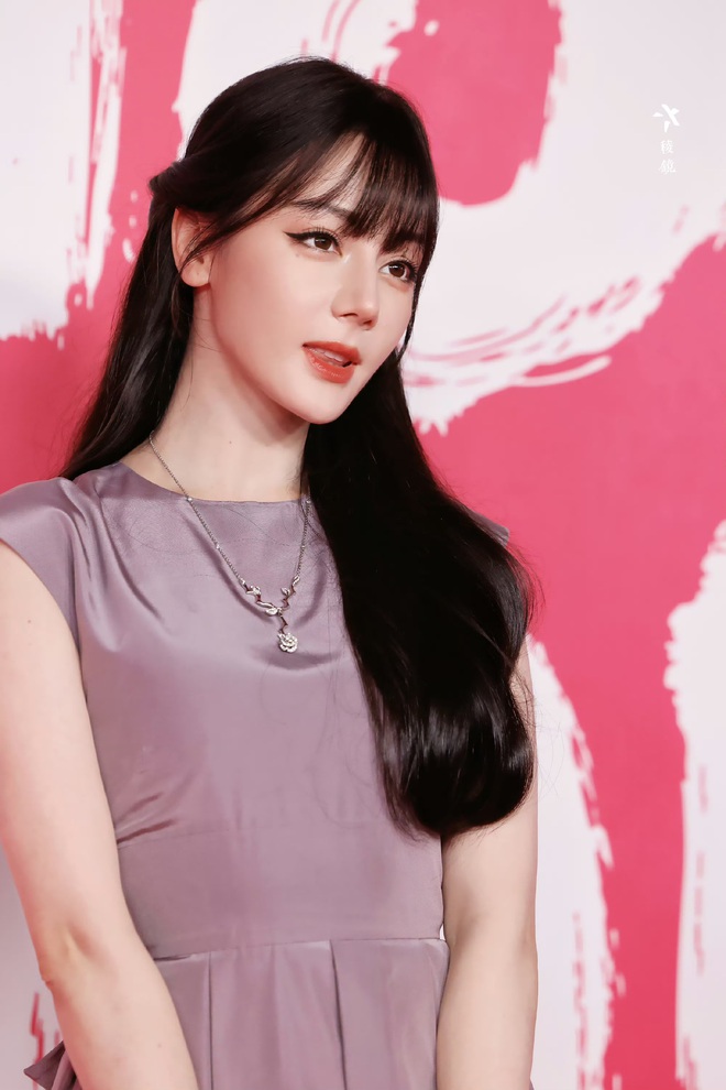 Địch Lệ Nhiệt Ba mặc xấu- Ảnh 5.