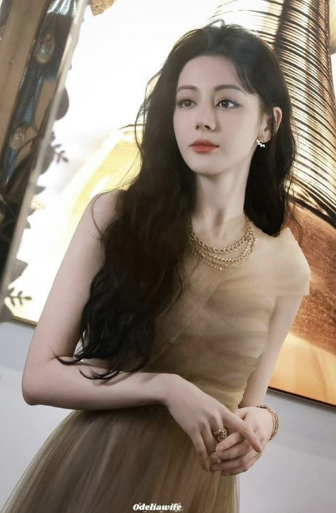 Địch Lệ Nhiệt Ba mặc xấu- Ảnh 14.