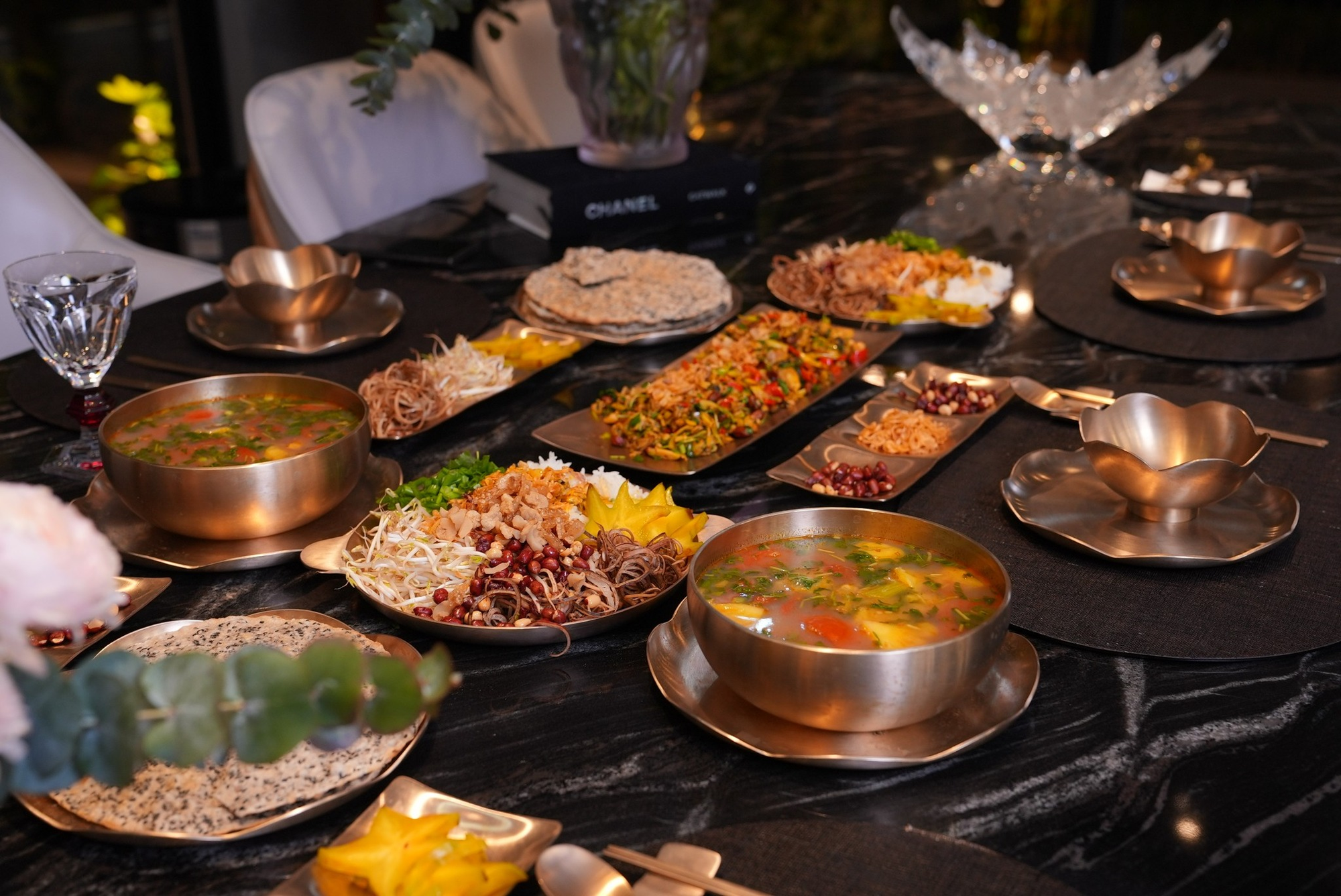 Phú bà chịu chơi nhất vịnh Bắc Bộ đây rồi: Mỗi ngày đưa cả gia đình đến 1 nước, đỉnh thế này chồng nào chán được! - Ảnh 16.