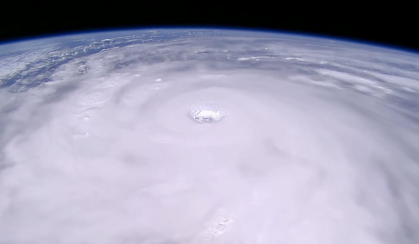 Kinh hoàng hình ảnh siêu bão Rasaga nhìn từ trạm vũ trụ quốc tế- Ảnh 3. Kinh hoàng hình ảnh siêu bão Rasaga nhìn từ trạm vũ trụ quốc tế- Ảnh 3.