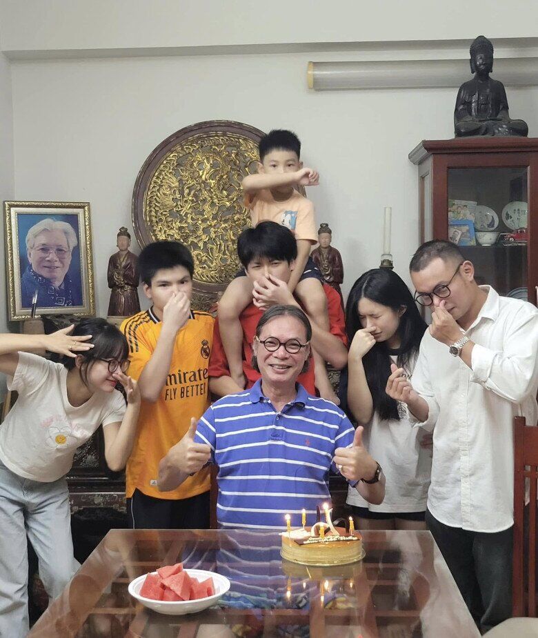 Trần Lực hưởng niềm vui bên con cháu.