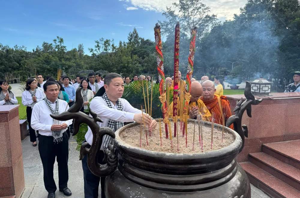 Đoàn lãnh đạo TP.HCM dâng hương tưởng nhớ anh hùng liệt sĩ tại Côn Đảo