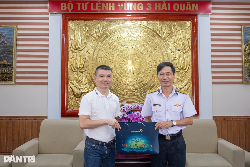 Báo Dân trí thăm hỏi, động viên chiến sĩ Vùng 3 Hải quân - 4