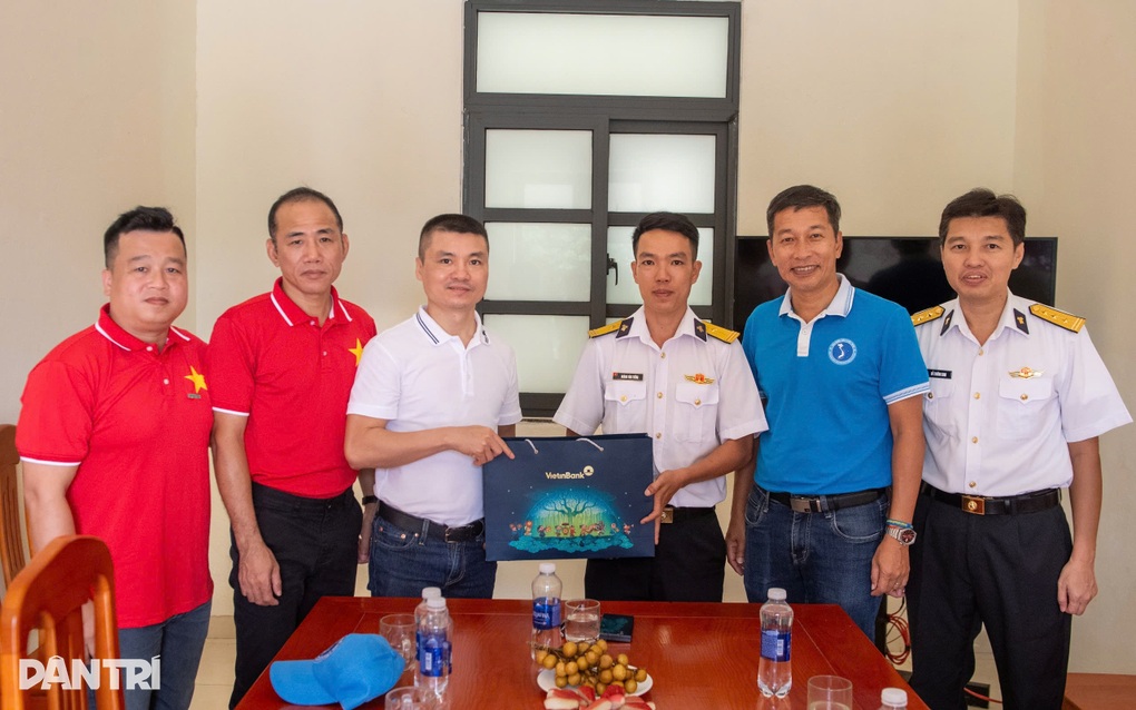 Báo Dân trí thăm hỏi, động viên chiến sĩ Vùng 3 Hải quân - 5