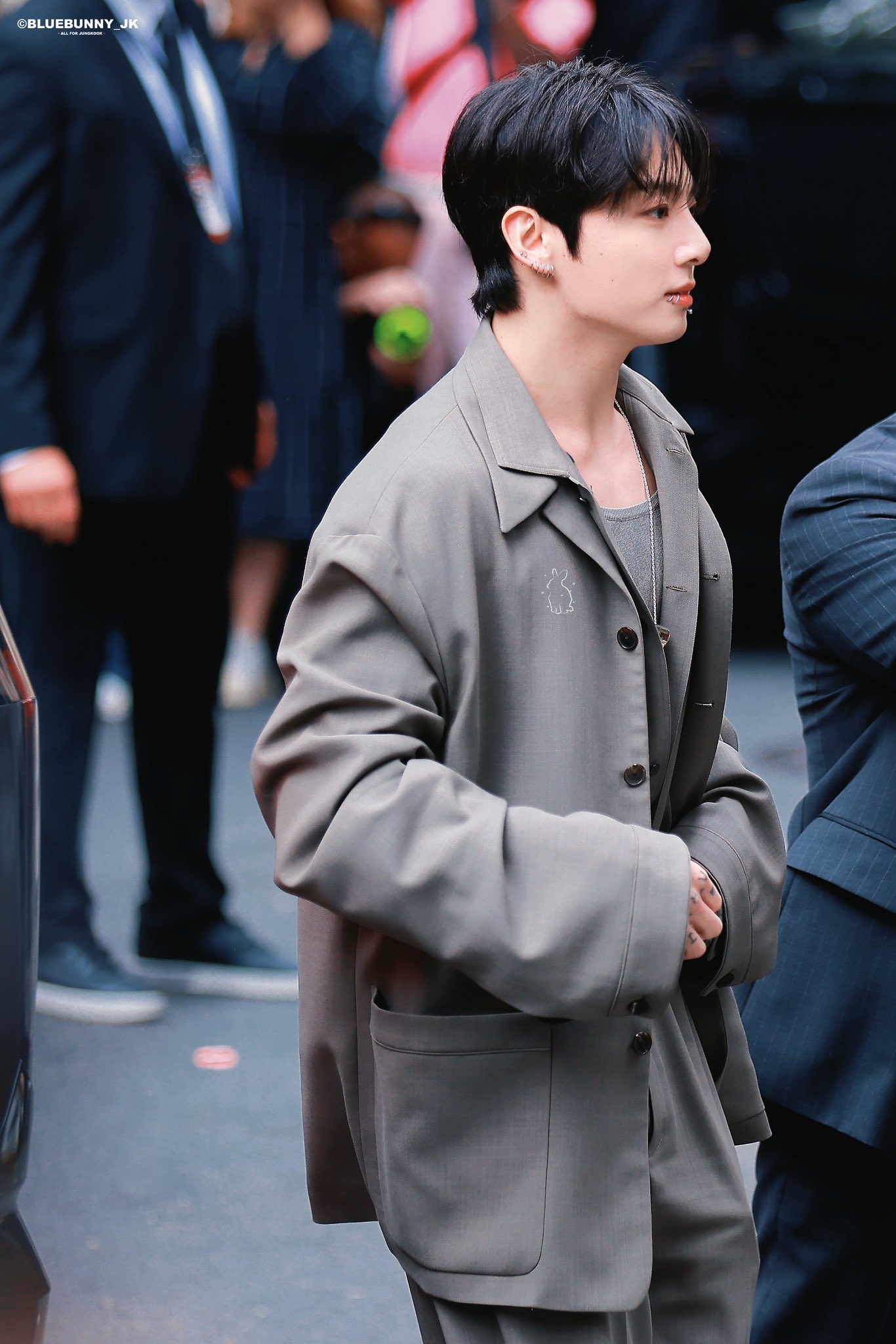 Jungkook lần đầu dự Fashion Week bảnh quá, đi giày cao gót mà vẫn nam tính cỡ này!- Ảnh 2.