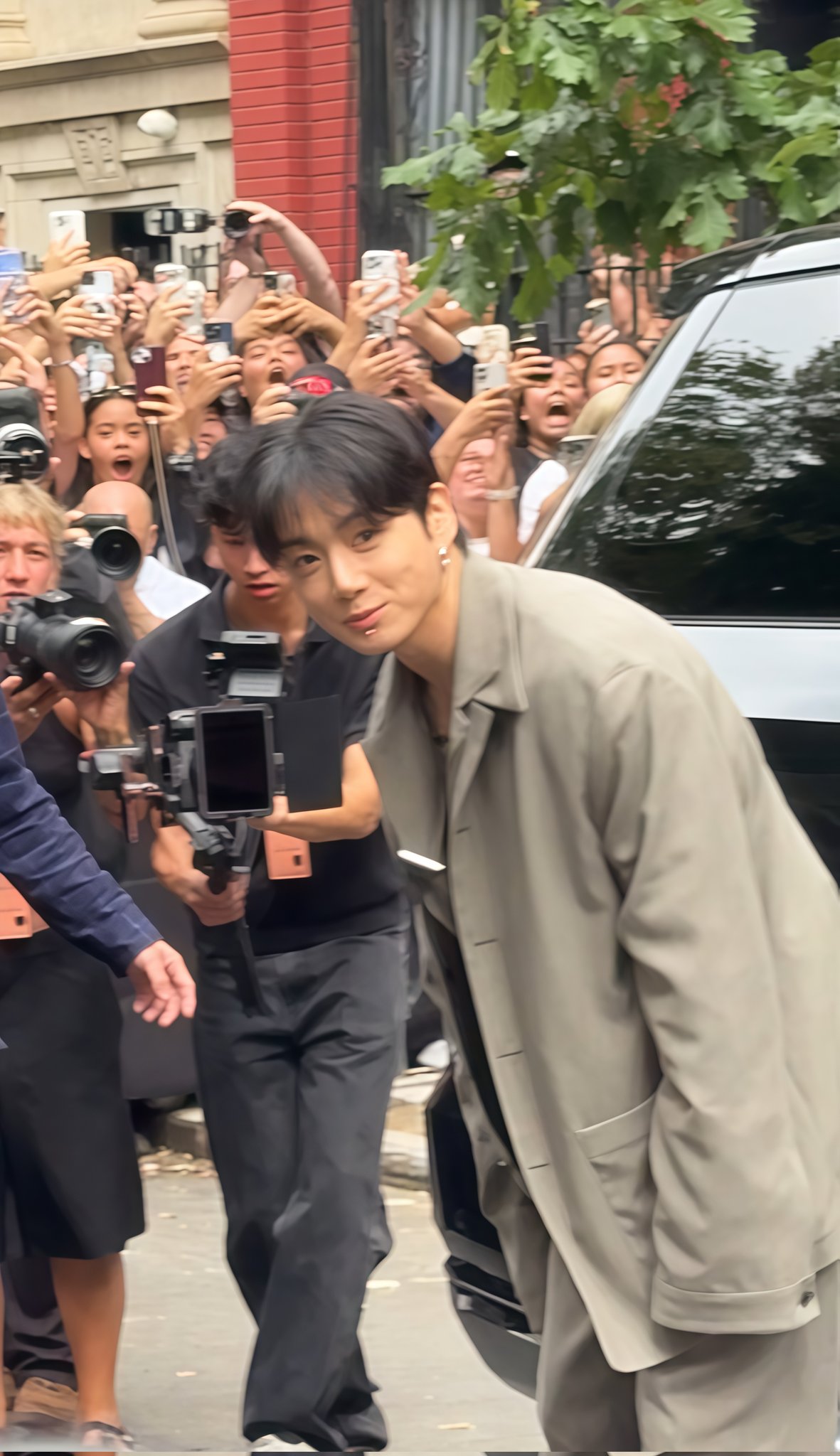 Jungkook lần đầu dự Fashion Week bảnh quá, đi giày cao gót mà vẫn nam tính cỡ này!- Ảnh 3.