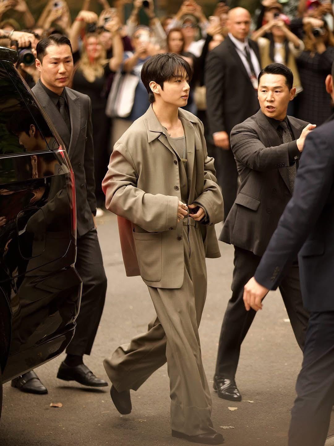 Jungkook lần đầu dự Fashion Week bảnh quá, đi giày cao gót mà vẫn nam tính cỡ này!- Ảnh 5.