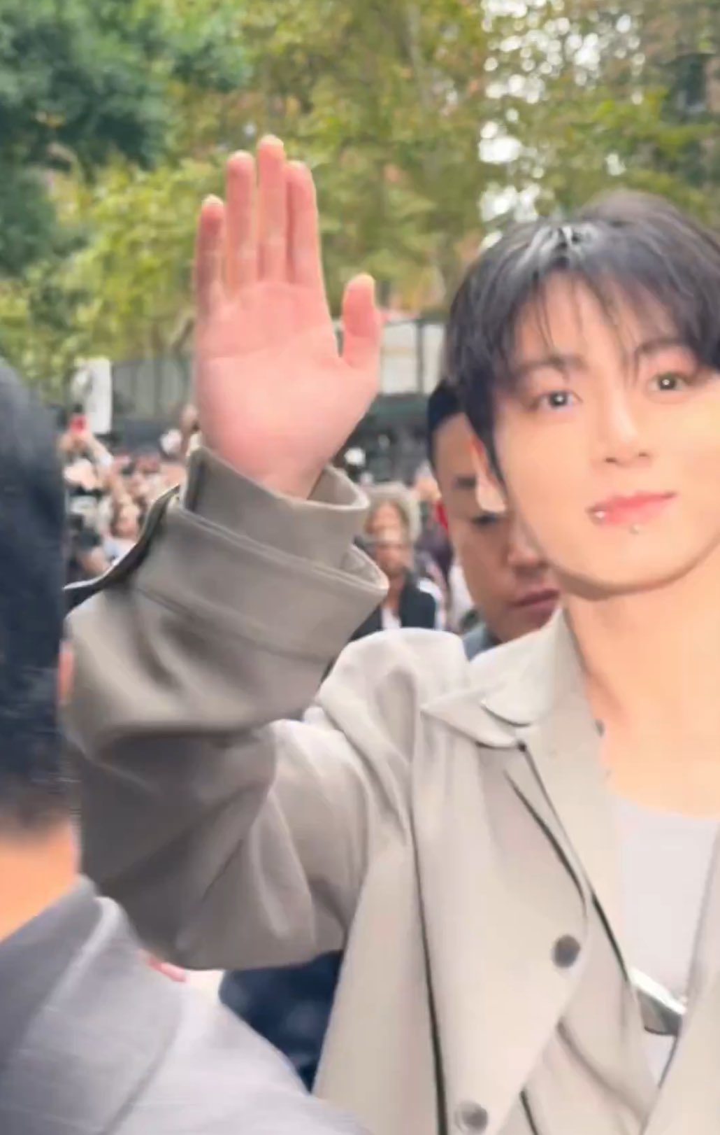 Jungkook lần đầu dự Fashion Week bảnh quá, đi giày cao gót mà vẫn nam tính cỡ này!- Ảnh 9.