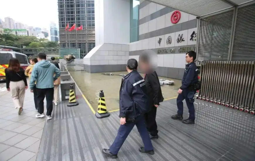 3 cụ già mang 999 tờ tiền có mệnh giá hơn 1.696 tỷ đồng đến ngân hàng gửi tiết kiệm, giao dịch viên nhận tiền nhưng sau đó báo cảnh sát- Ảnh 2.