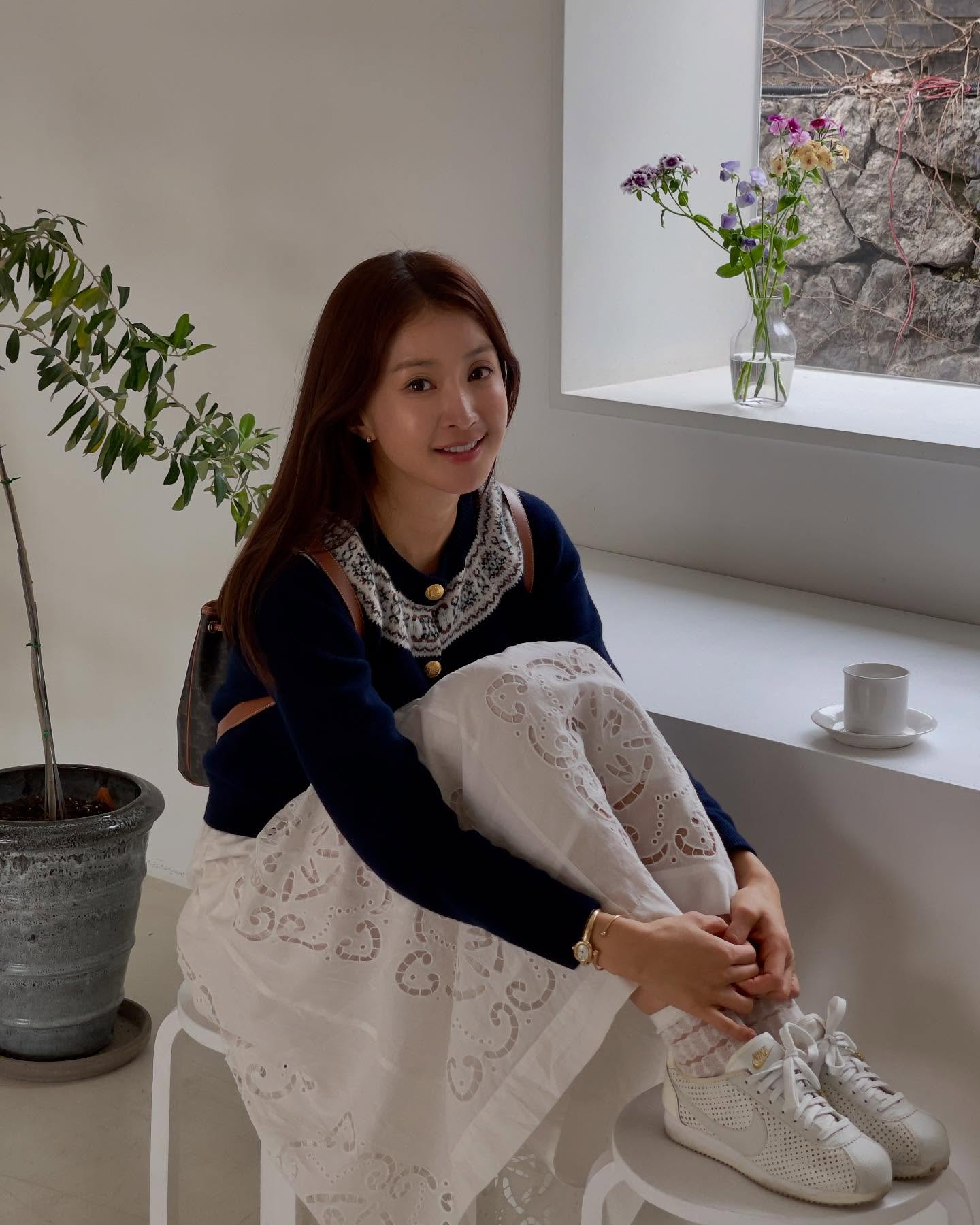 Phụ nữ trên 40 tuổi chỉ cần đúng 4 đôi giày bệt trong mùa thu này- Ảnh 11. Phụ nữ trên 40 tuổi chỉ cần đúng 4 đôi giày bệt trong mùa thu này- Ảnh 11.