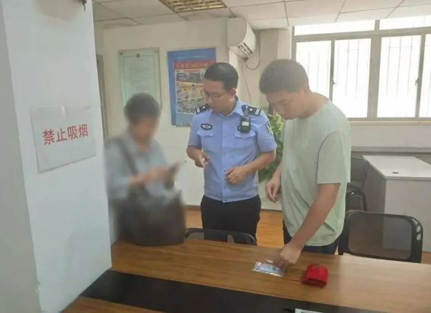 Tịch thu hơn 3,7 tỷ đồng tiền mặt trong chiếc vali của 1 người đàn ông và 340g vàng của 1 người phụ nữ lớn tuổi- Ảnh 2. Tịch thu hơn 3,7 tỷ đồng tiền mặt trong chiếc vali của 1 người đàn ông và 340g vàng của 1 người phụ nữ lớn tuổi- Ảnh 2.