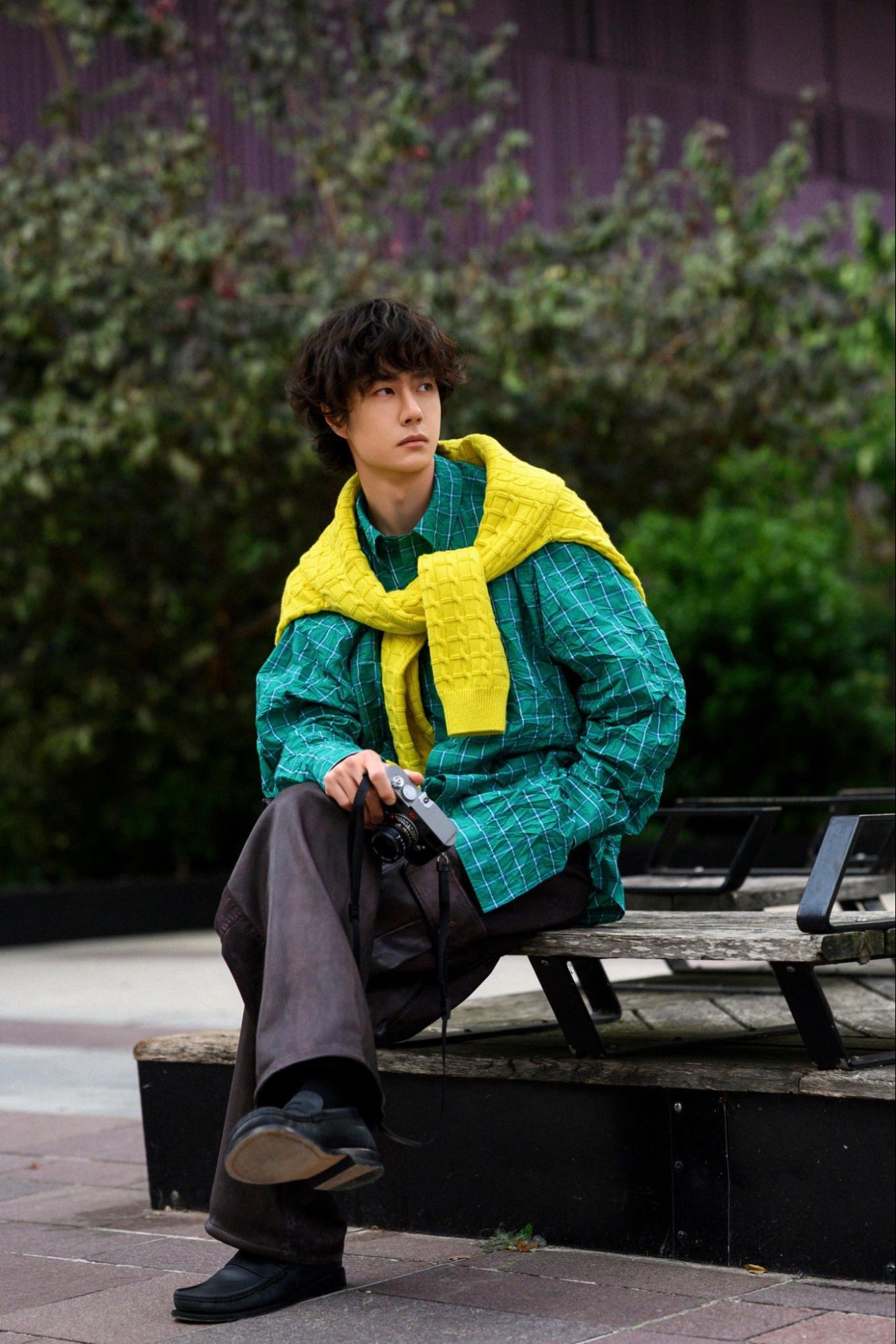 Vương Nhất Bác bất ngờ trở thành tâm điểm của truyền thông với diện mạo cực kỳ mới - Ảnh 2. Vương Nhất Bác bất ngờ trở thành tâm điểm của truyền thông với diện mạo cực kỳ mới - Ảnh 2.