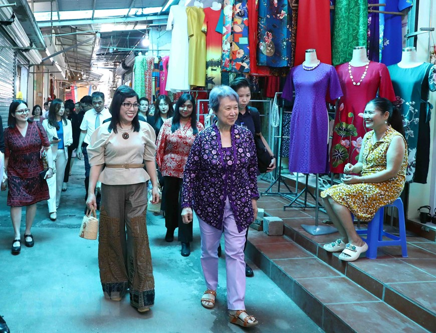 Cách chọn trang phục và túi xách tinh tế, 