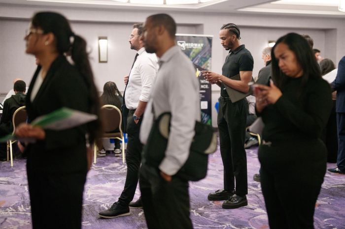 Sau khi nộp 1.500 CV mà không nhận được lời mời nào, một cựu phó chủ tịch 44 tuổi đau khổ cho biết: 