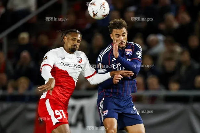 Trung vệ Ruben Kluivert, một trong 3 con trai của Patrick Kluivert ghi bàn thắng ở Europa League. Ảnh: EPA. ky-la-3-con-trai-cua-patrick-kluivert-deu-no-sung-o-chau-au (3).jpg