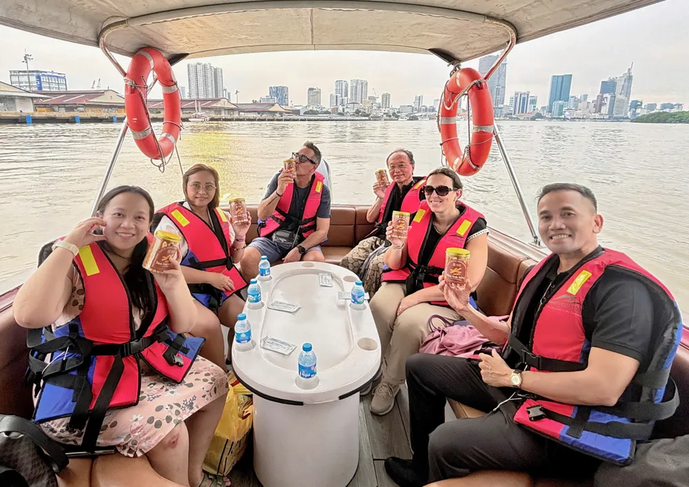Khách quốc tế hào hứng trải nghiệm hành trình khám phá sông Sài Gòn bằng cano. Ảnh: TT. du-lich-duong-thuy-3.JPG