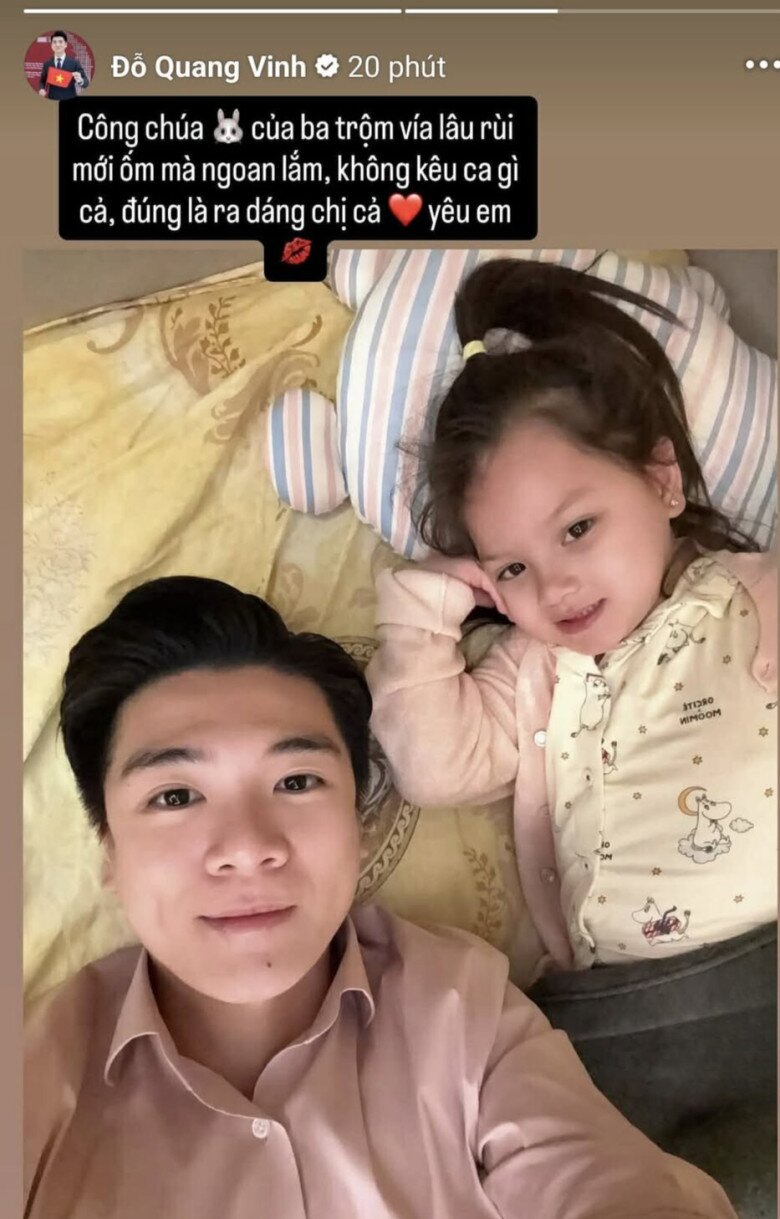 Trước đó 1 ngày, Đỗ Quang Vinh cho biết ái nữ bị sốt. Anh chia sẻ: Công chúa Thỏ của ba trộm vía lâu rồi mới ốm mà ngoan lắm, không kêu ca gì cả, đúng là ra dáng chị cả.