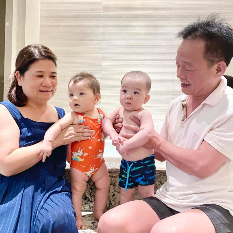 Gấu và Thỏ được ông bà nội yêu chiều từ khi mới chào đời.