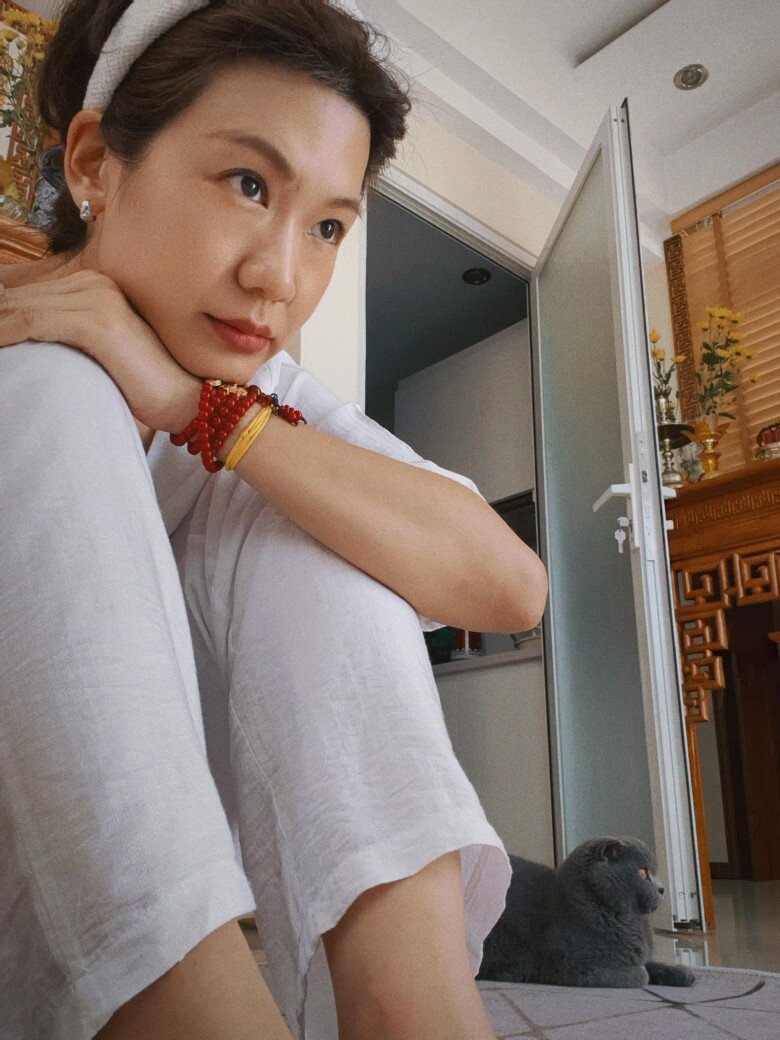 Làn da mộc của nữ cơ trưởng vẫn mịn màng, căng bóng như không hề có chút dấu hiệu lão hóa.