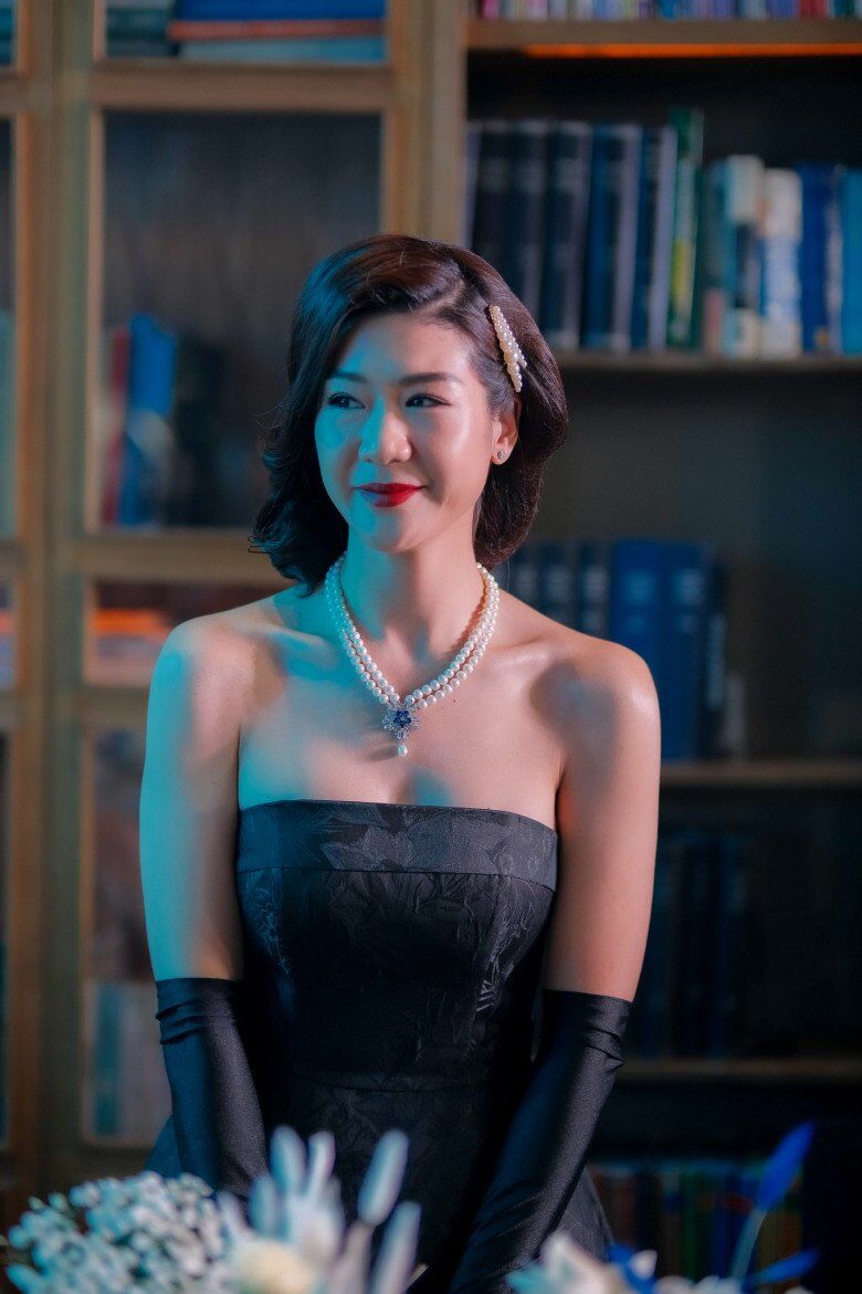 Trên buồng lái, Đông Phương giản dị, gọn gàng nhưng chỉ cần “lên đồ” và khéo léo điểm chút phấn son, nữ cơ trưởng lại khiến người ta ngỡ ngàng bởi diện mạo rạng rỡ, sang trọng chẳng hề kém cạnh bất kỳ minh tinh màn bạc nào.