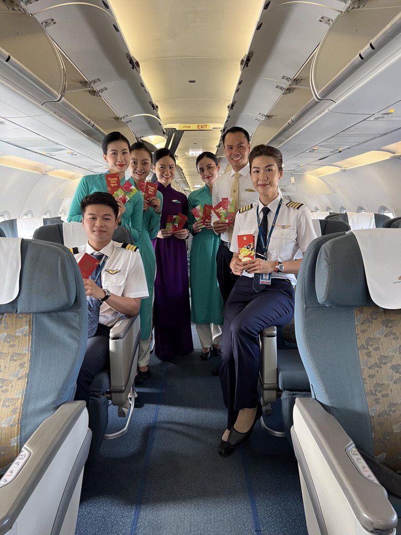 Khi đứng cạnh dàn tiếp viên hàng không vốn nổi tiếng xinh đẹp, diện mạo của bà mẹ một con vẫn chẳng hề lép vế. Trái lại, thần thái rạng ngời và nét đẹp chín muồi của cô còn khiến người đối diện khó rời mắt.