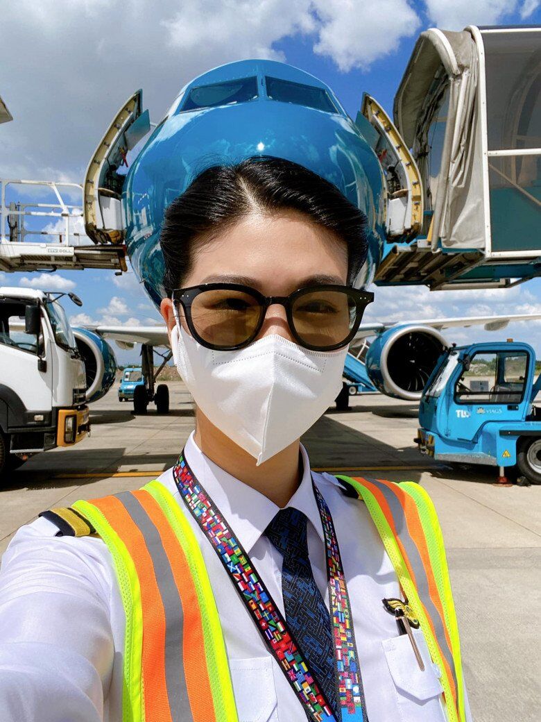 Cô luôn đầu tư cho những “lá chắn” chống nắng đơn giản nhưng hiệu quả như kính mắt, khẩu trang, và đặc biệt không bao giờ quên kem chống nắng loại chất lượng cao.