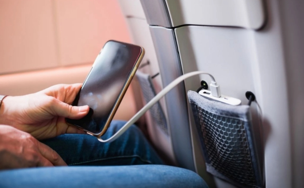 Từ tháng 10, du khách không được mang pin sạc dự phòng lên máy bay của 13 hãng này: Có hãng chỉ hạn chế- Ảnh 4. Từ tháng 10, du khách không được mang pin sạc dự phòng lên máy bay của 13 hãng này: Có hãng chỉ hạn chế- Ảnh 4.