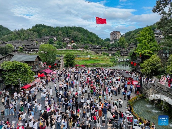 Lý do khách Việt không dám đi Trung Quốc dịp Quốc khánh 3 Du khách tham quan danh thắng cảnh Ngô Giang Trại ở Quý Châu, Trung Quốc hôm 1/10. Ảnh: Xinhua