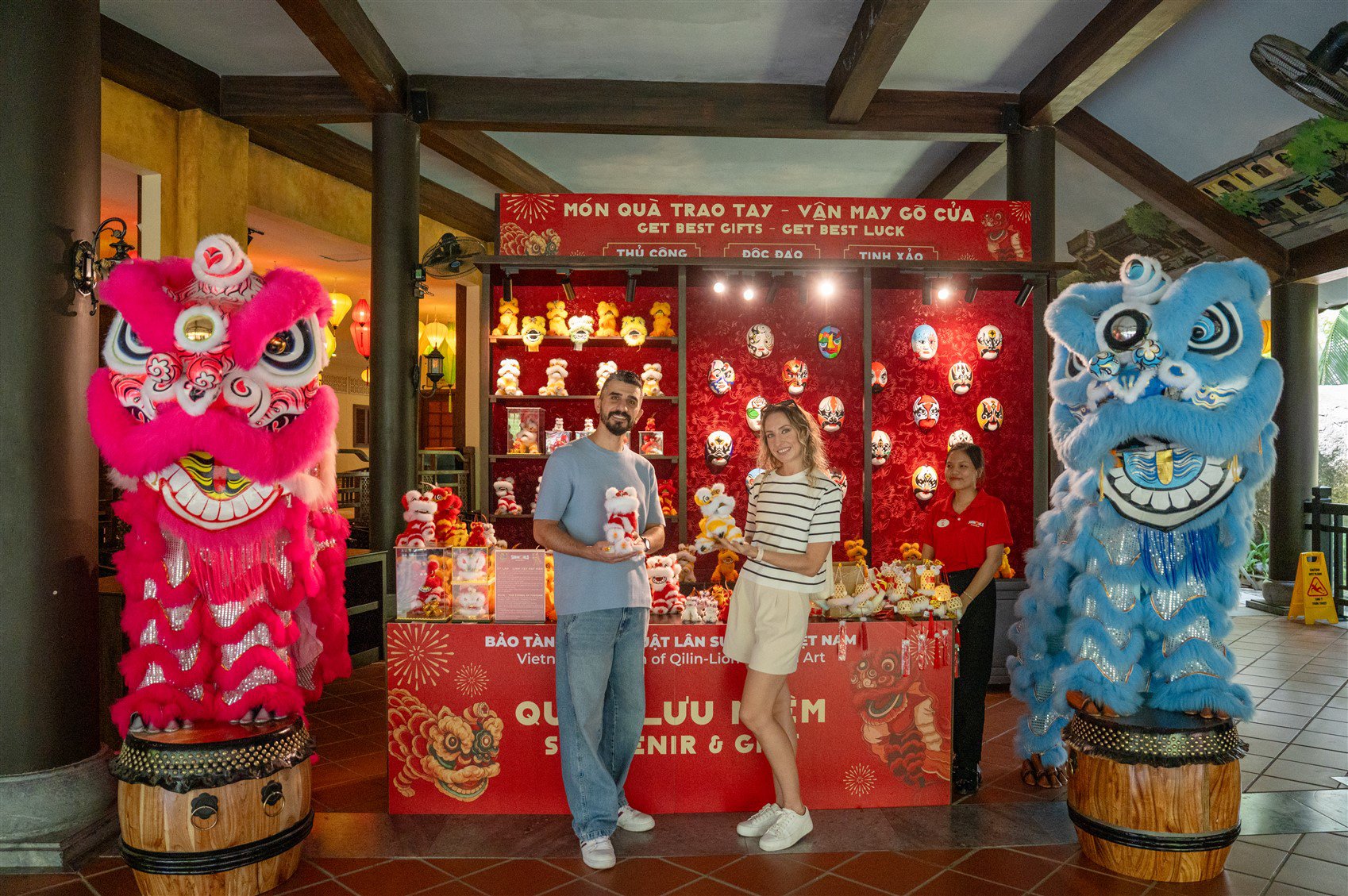 Du khách được trải nghiệm vẽ mặt nạ và mua sắm đồ lưu niệm.