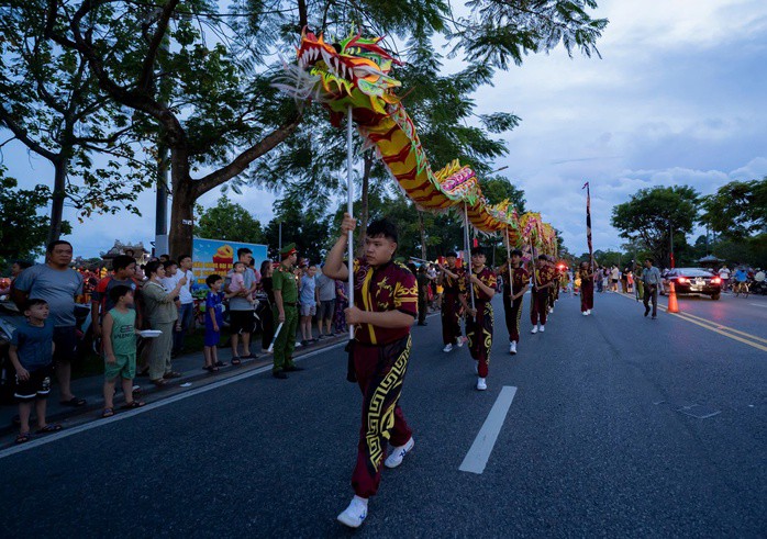 Lân - sư - rồng đại náo đường phố Huế 4 Lân - sư - rồng "đại náo" đường phố Huế - 3