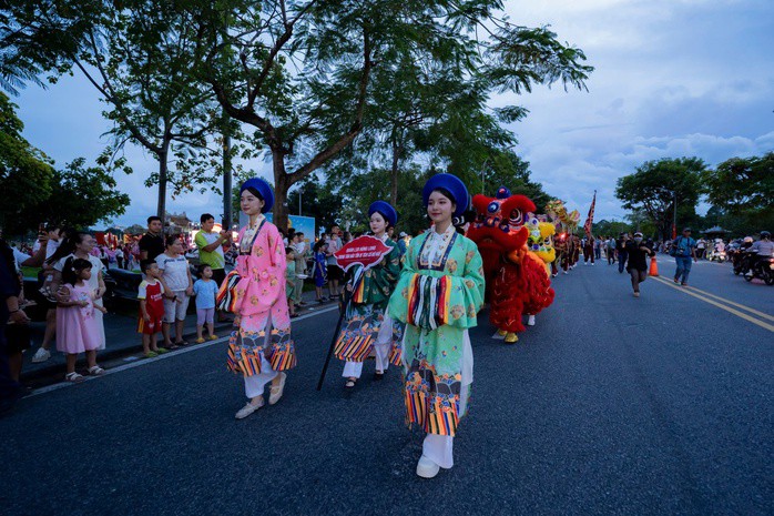 Lân - sư - rồng đại náo đường phố Huế 3 Hoạt động quảng diễn lân - sư - rồng trên đường phố Huế.