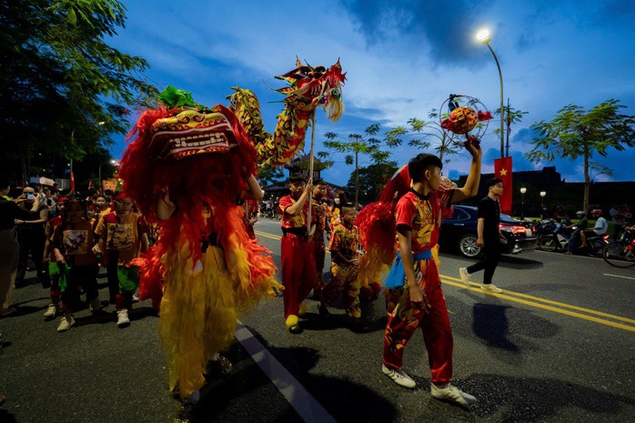 Lân - sư - rồng đại náo đường phố Huế 5 Lân - sư - rồng "đại náo" đường phố Huế - 4