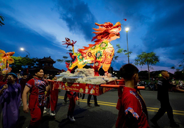 Lân - sư - rồng đại náo đường phố Huế 6 Lân - sư - rồng "đại náo" đường phố Huế - 5