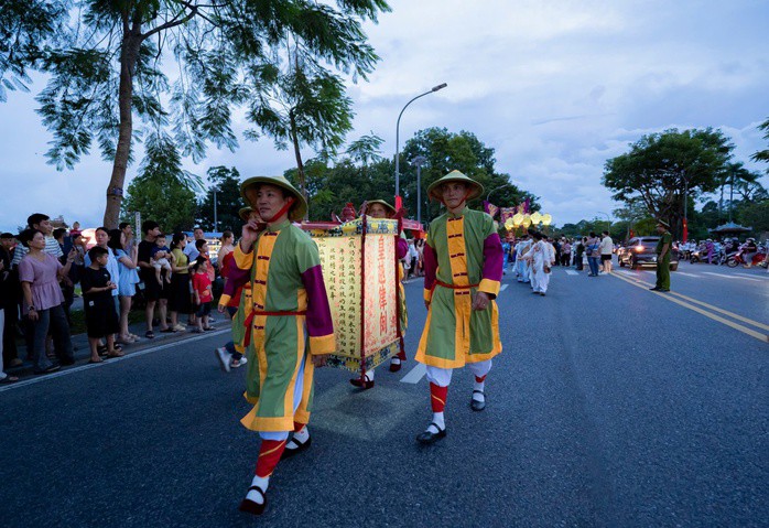 Lân - sư - rồng đại náo đường phố Huế 7 Lân - sư - rồng "đại náo" đường phố Huế - 6