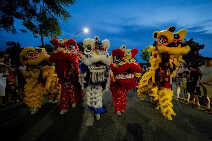 Lân - sư - rồng đại náo đường phố Huế 8 Lân - sư - rồng "đại náo" đường phố Huế - 7