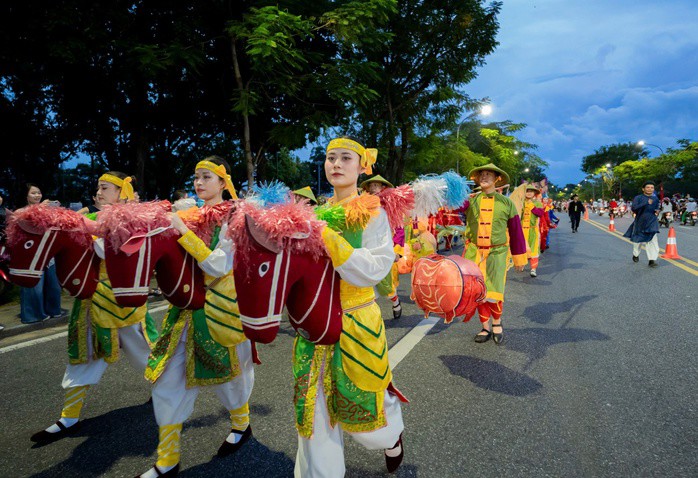 Lân - sư - rồng đại náo đường phố Huế 9 Lân - sư - rồng "đại náo" đường phố Huế - 8
