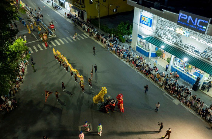 Lân - sư - rồng đại náo đường phố Huế 10 Lân - sư - rồng "đại náo" đường phố Huế - 9
