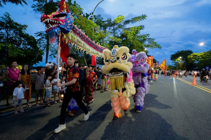 Lân - sư - rồng đại náo đường phố Huế 11 Lân - sư - rồng "đại náo" đường phố Huế - 10