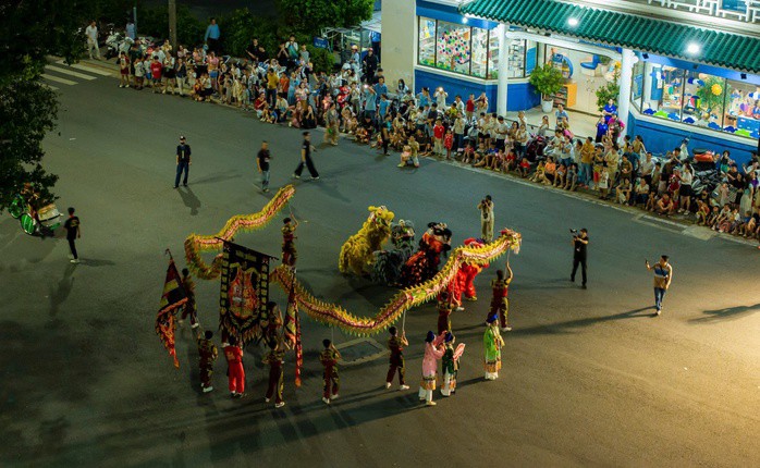 Lân - sư - rồng đại náo đường phố Huế 14 Lân - sư - rồng "đại náo" đường phố Huế - 13