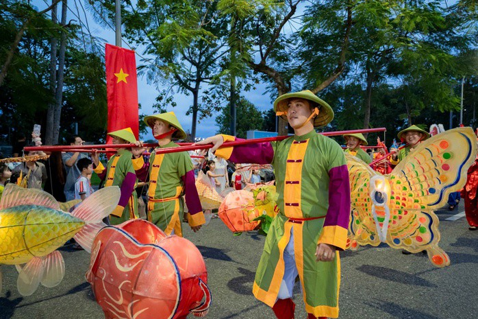 Lân - sư - rồng đại náo đường phố Huế 13 Lân - sư - rồng "đại náo" đường phố Huế - 12